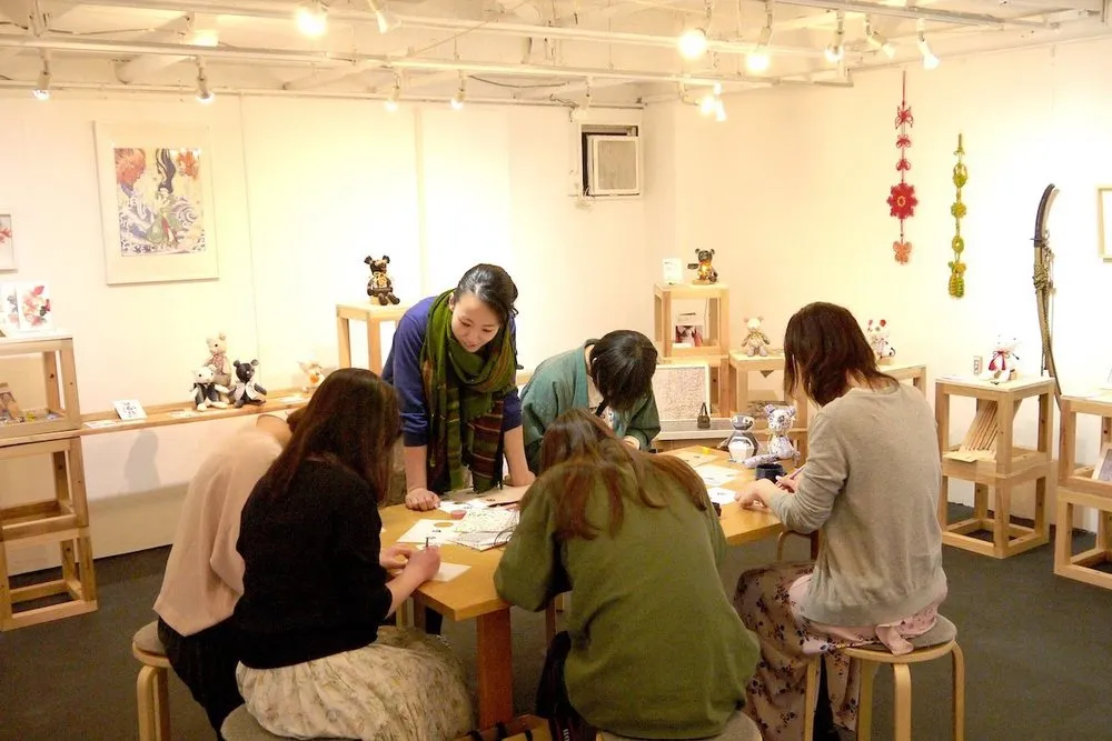我楽田工房の中でワークショップをする人たち