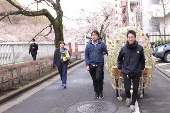 桜並木を見に来たお客さんへのPRは、大学生が手伝ってくれました。