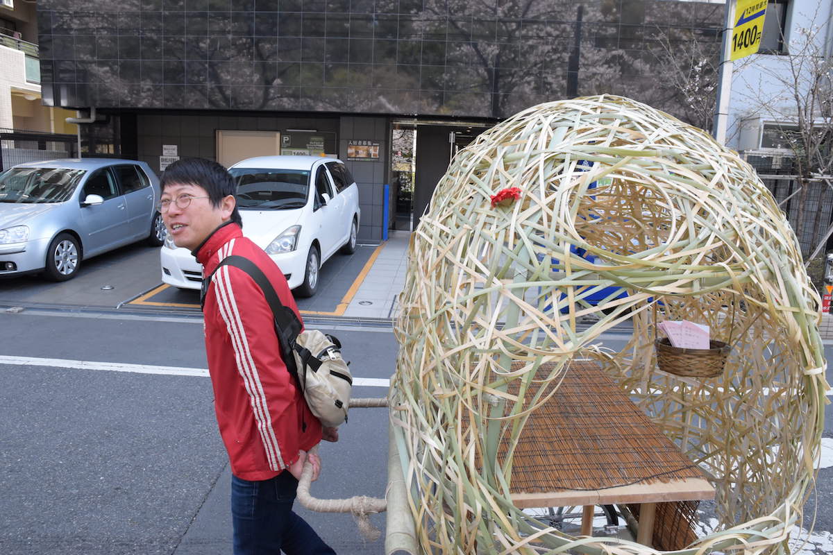 昨年のアート企画「竹かご屋台」を引いている海田さん