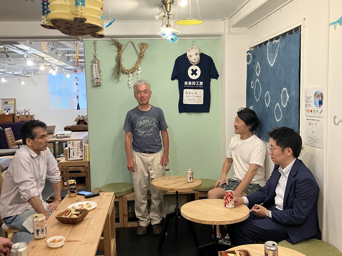 わるわるさんがスライドを使って胃がんの経緯を説明