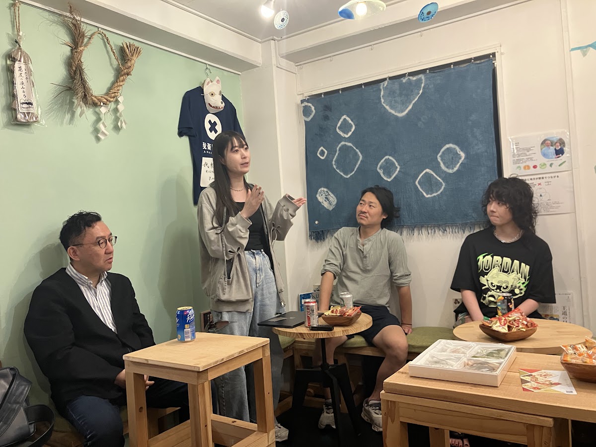 会場でトークする大谷真以さん